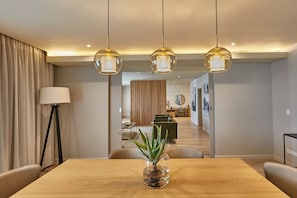 Deluxe Room, 1 Double Bed | In-room dining