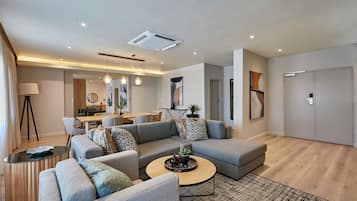 Habitación Deluxe, 1 cama doble | Zona de estar | Una televisión