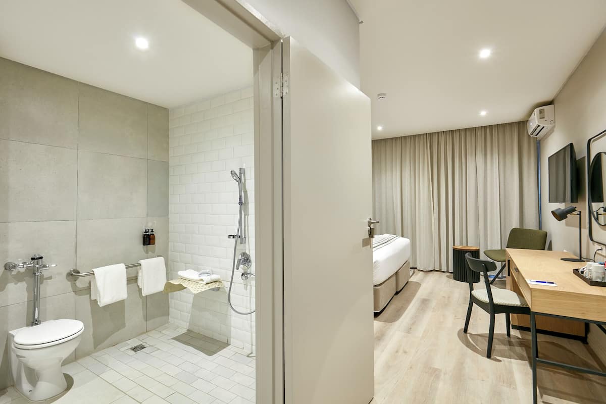 Deluxe Room, 1 Double Bed | Minibar, in-room safe, desk, laptop workspace