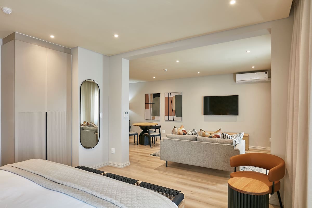 Deluxe Room, 1 King Bed | Minibar, in-room safe, desk, laptop workspace