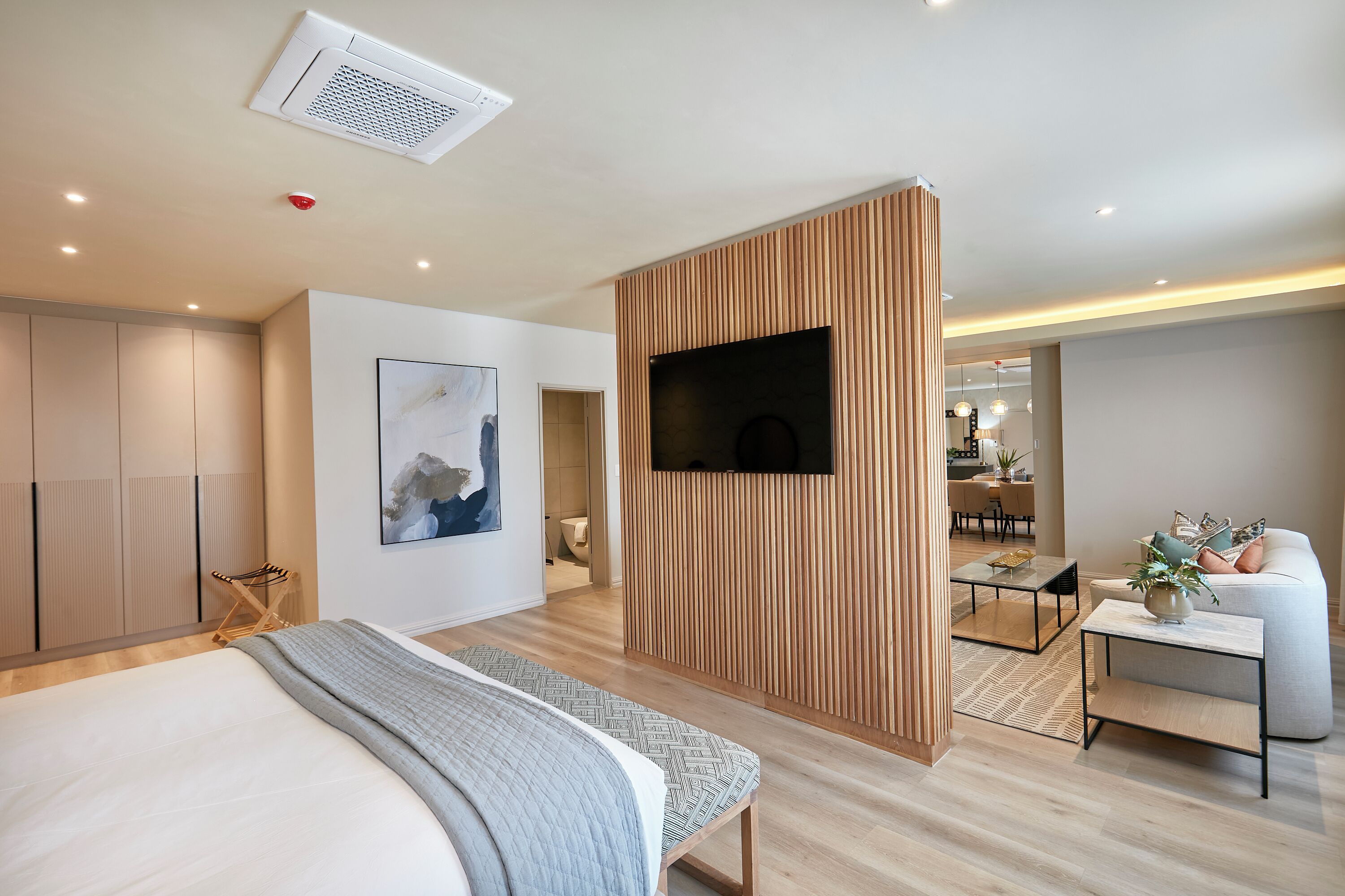 Minibar, coffres-forts dans les chambres, bureau