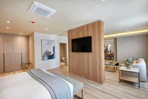 Minibar, caja de seguridad en la habitación y escritorio