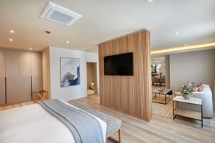 Minibar, caja de seguridad en la habitación y escritorio 