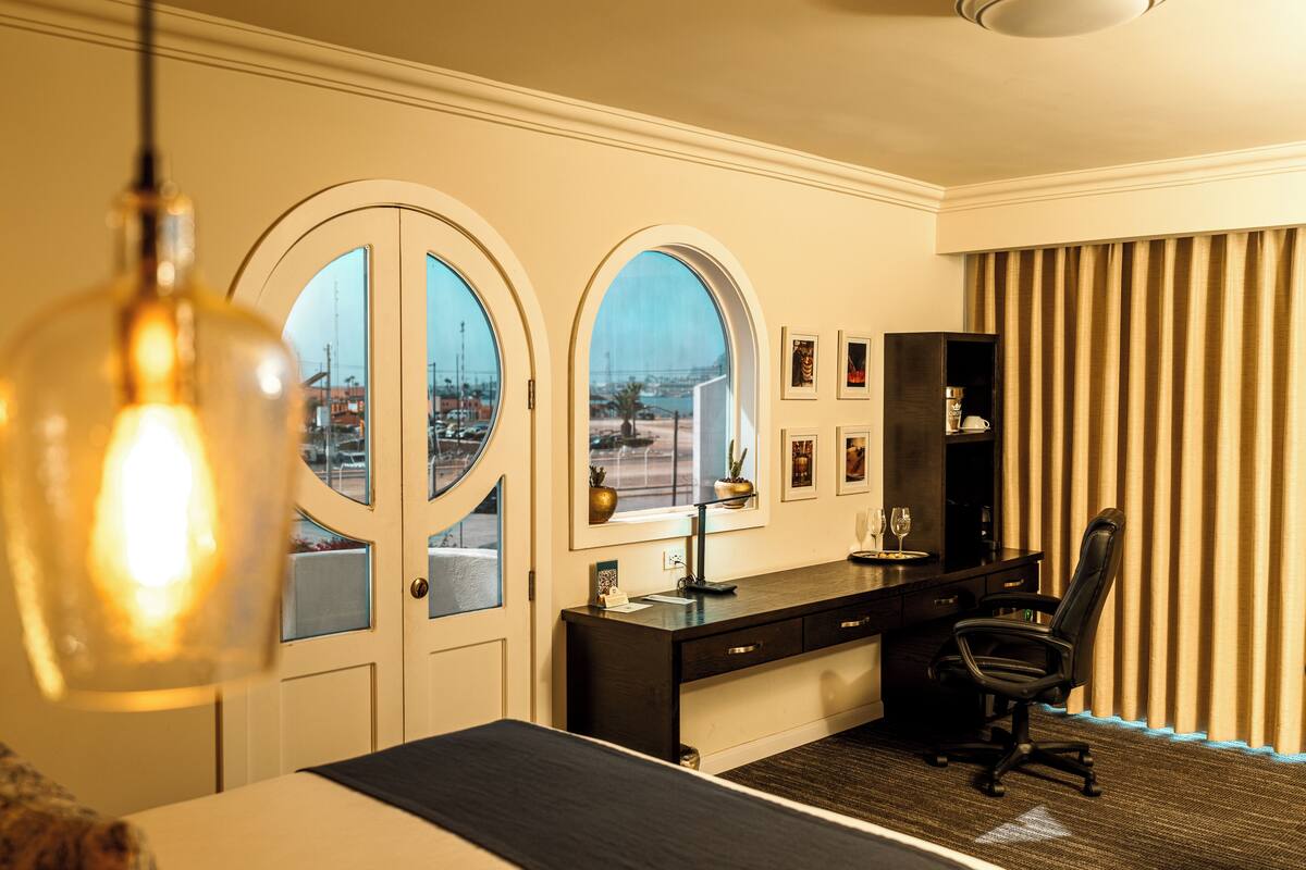 executive room | 1 bedroom, in-room safe, desk, iron/ironing board