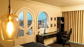 Chambre Exécutive | 1 chambre, coffres-forts dans les chambres, bureau