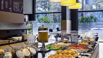 Daily buffet breakfast (BRL 59 per person)