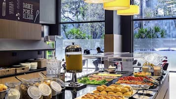 Desayuno buffet diario (BRL 59 por persona)