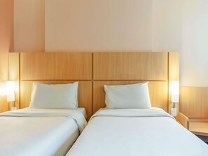 Habitación estándar con 2 camas individuales, 2 camas individuales | 1 dormitorio, minibar, caja fuerte y escritorio