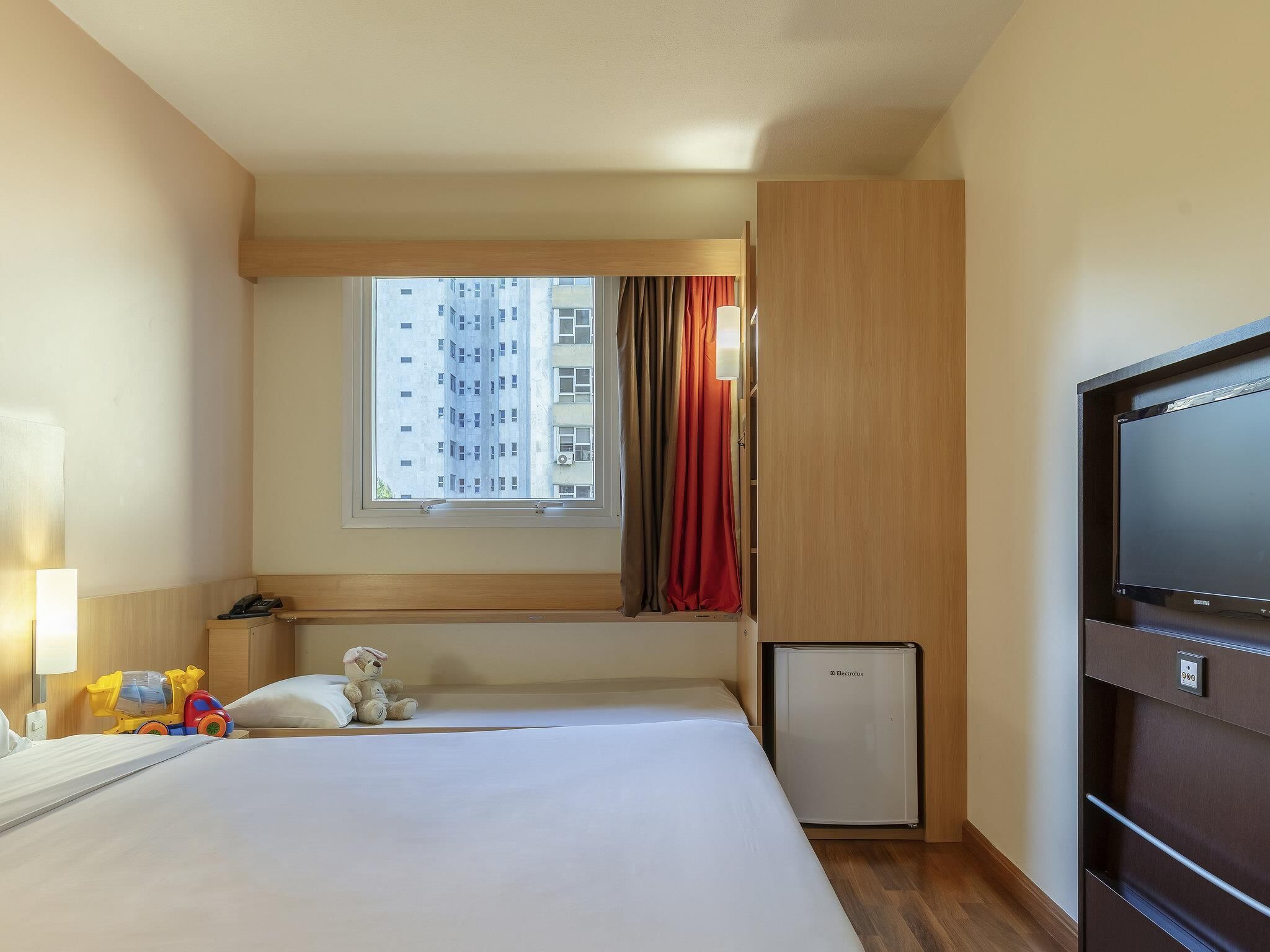 Quarto standard, várias camas | Frigobar, cofres nos quartos, escrivaninha