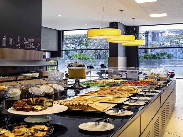 S'hi serveixen esmorzars, dinars i sopars