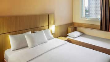 Quarto standard, várias camas | Frigobar, cofres nos quartos, escrivaninha