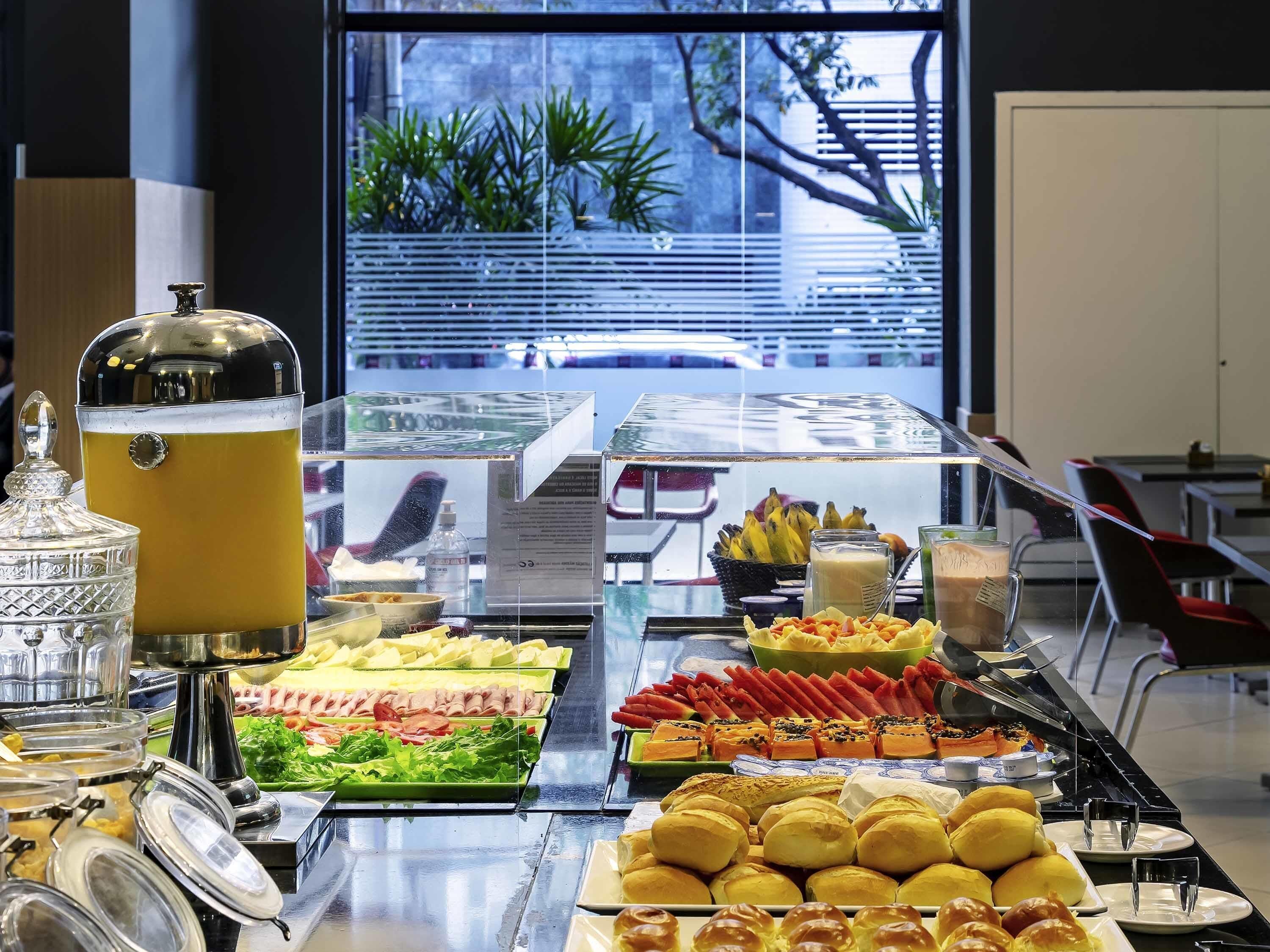 Café da manhã com buffet diário (BRL 59 por pessoa) 