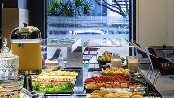 Café da manhã com buffet diário (BRL 59 por pessoa)