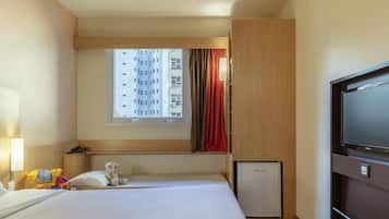 Quarto standard, várias camas | Frigobar, cofres nos quartos, escrivaninha