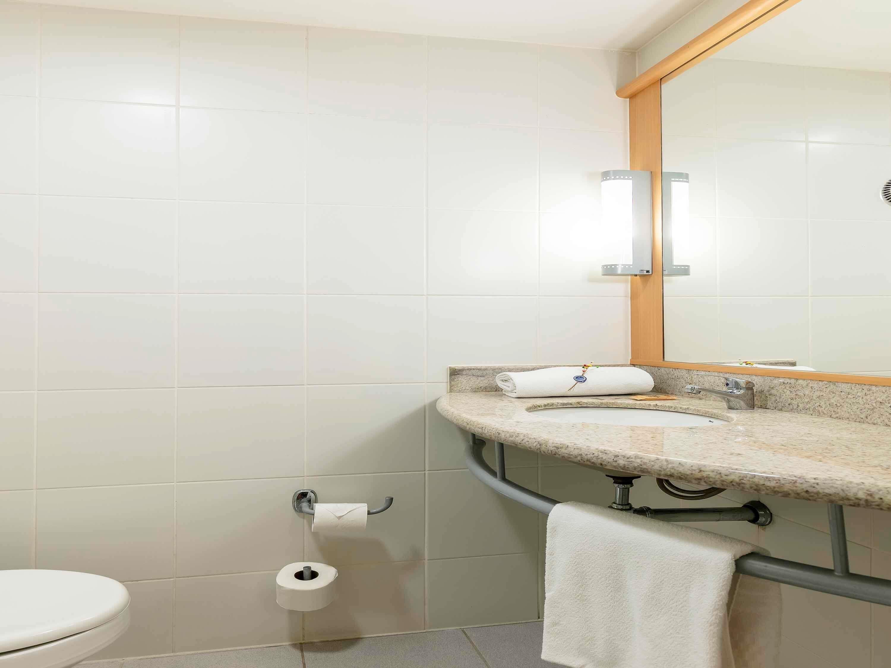 Minibar, caja fuerte, escritorio y sistema de insonorización