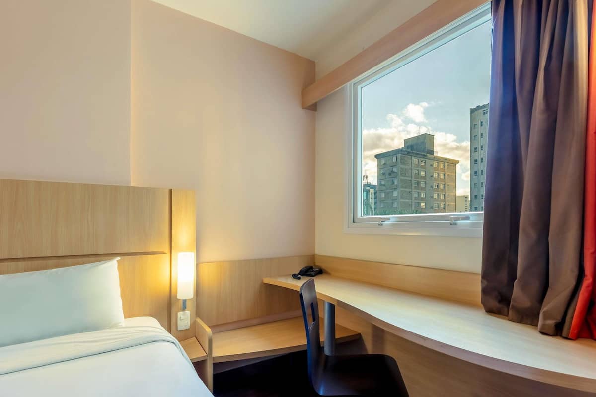 1 chambre, minibar, coffres-forts dans les chambres, bureau