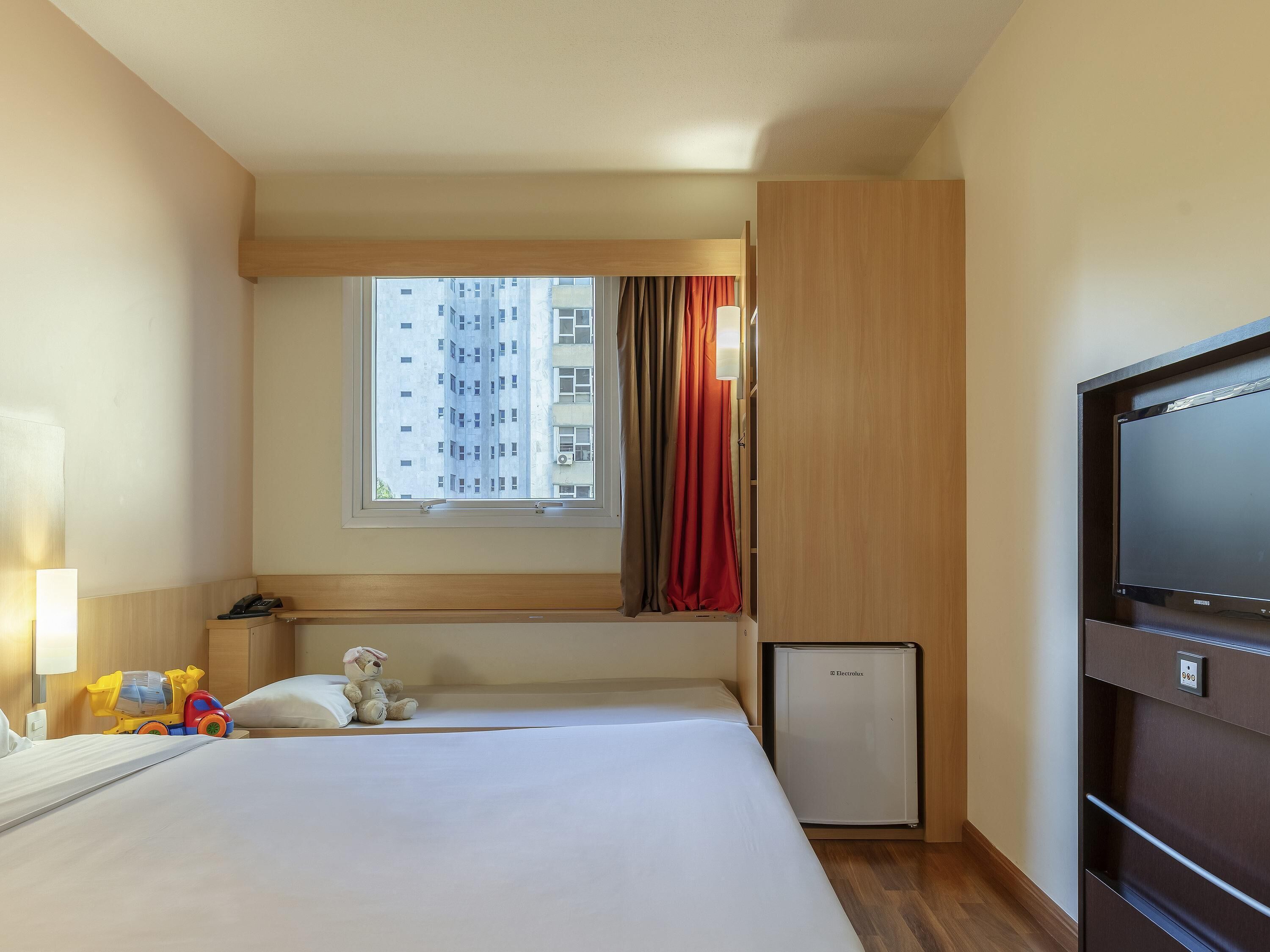 Quarto standard, várias camas | Frigobar, cofres nos quartos, escrivaninha, quartos à prova de som