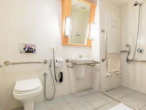 Standaard appartement, 1 tweepersoonsbed, toegankelijk voor mindervaliden | Een minibar, een kluis op de kamer, een bureau, een laptopwerkplek