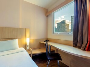 Minibar, in-room safe, desk, laptop workspace - ibis BH Afonso Pena Savassi (Belo Horizonte)
