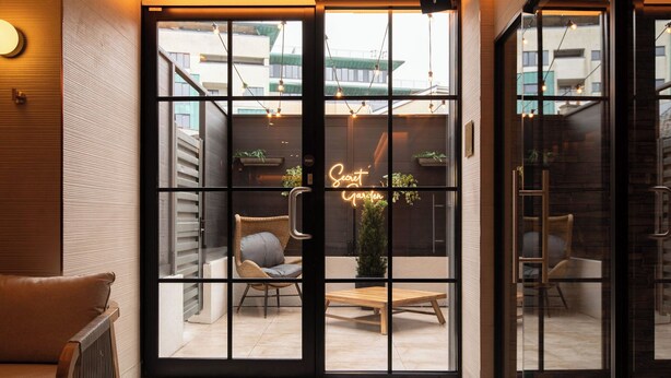 Decoração moderna com porta de vidro que dá para uma área de estar externa.