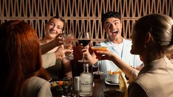 Breakfast, lunch, dinner served; Irish cuisine