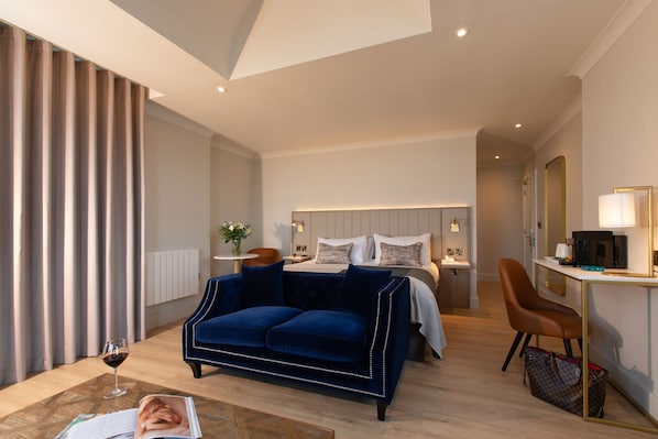 Suite estudio | Caja de seguridad en la habitación, escritorio y cortinas blackout 