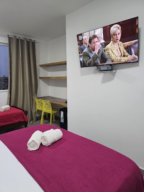 Suite Premium | Coin séjour | TV connectée de 32 pouces avec chaßnes par satellite