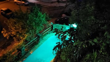 Alberca al aire libre, acceso de 07:30 a 22:30, y camastros