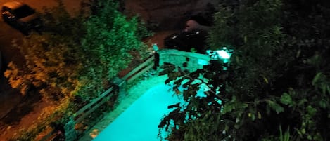 Piscina externa, funciona das 7h30 às 22h30, espreguiçadeiras