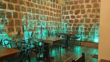 供應早餐、午餐、晚餐;巴西菜;室外用餐