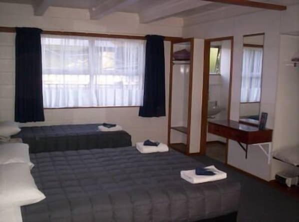 Individuell dekoriert, schallisolierte Zimmer, Bügeleisen/Bügelbrett