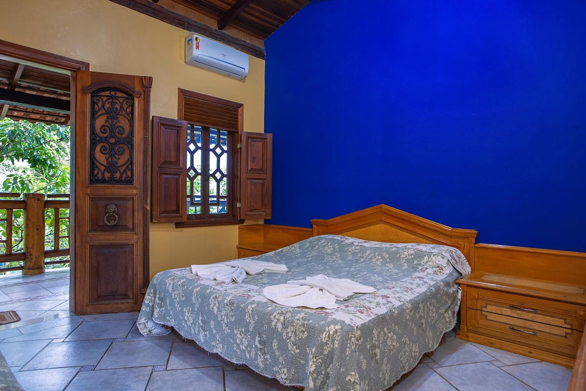 Minibar, desk, free WiFi, bed sheets