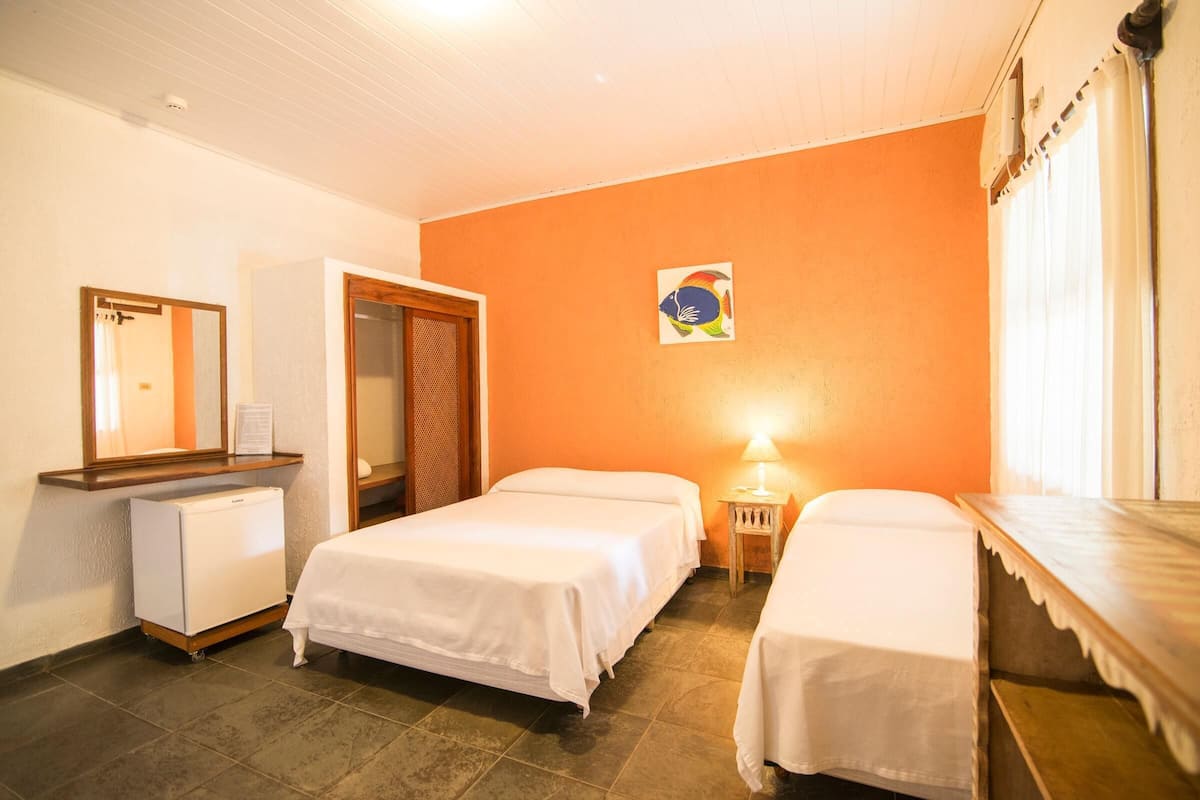 Minibar, skrivbord, gratis wi-fi och sängkläder
