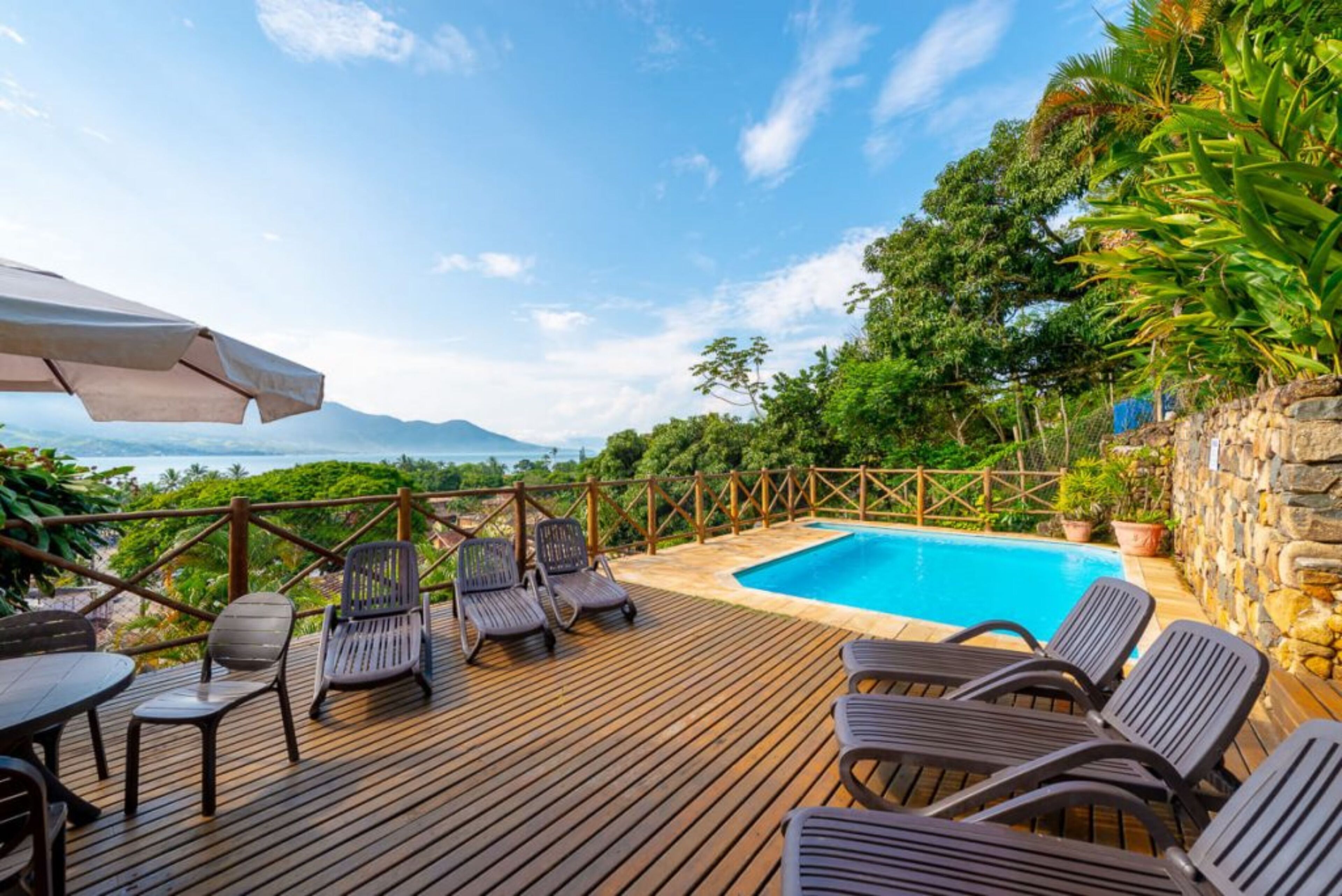 室外游泳池，池畔遮阳伞，日光浴躺椅