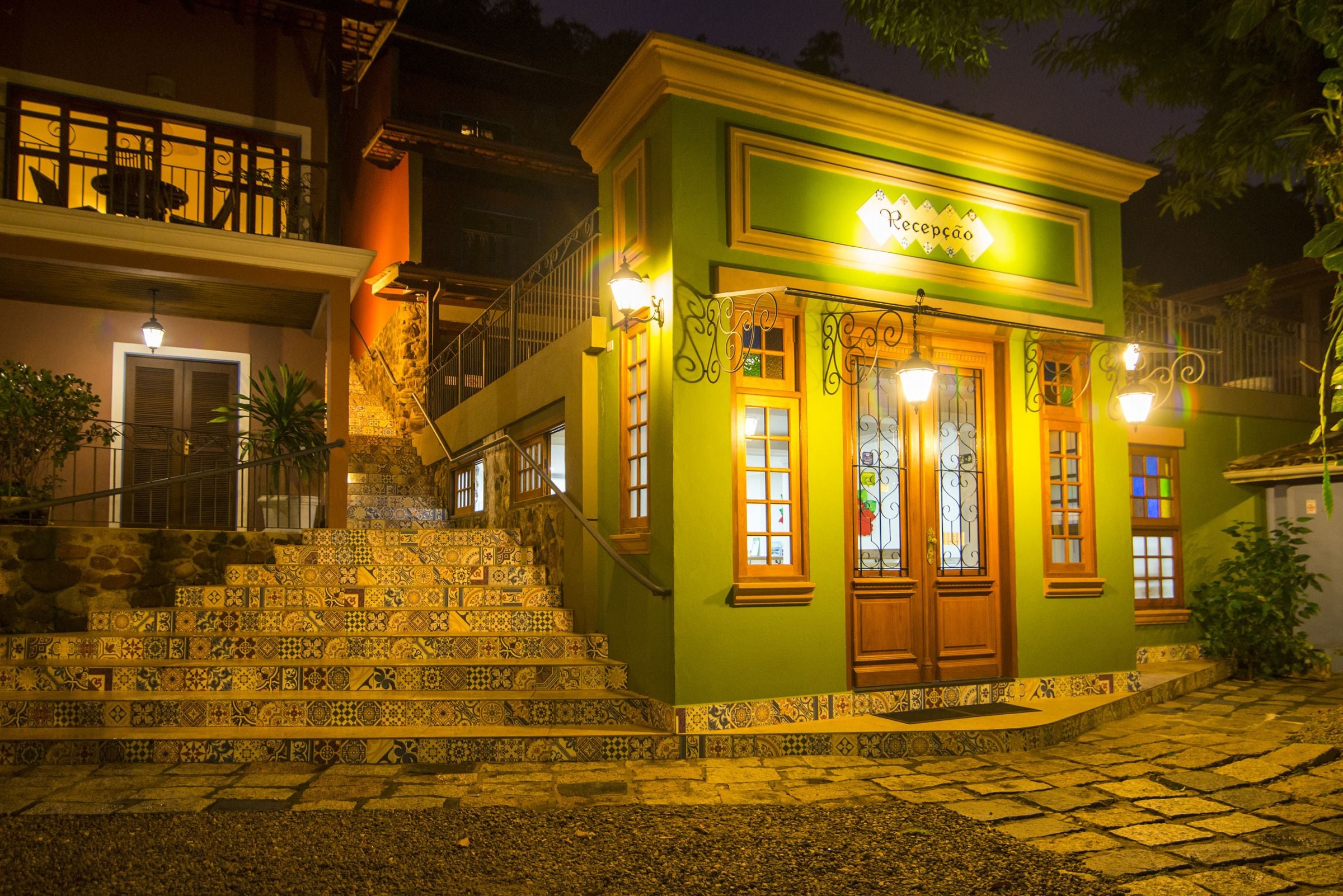 施設の正面 (日没後)