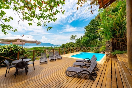 Outdoor pool, pool umbrellas, pool loungers. Pousada Perequê