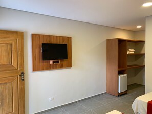 标准三人房 | 迷你吧、办公桌、免费 WiFi、床单