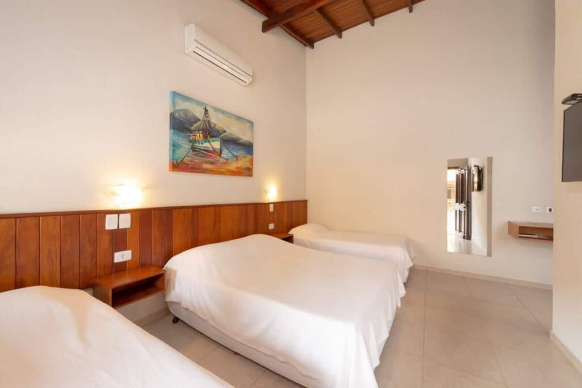 Minibar, escritorio, wifi gratis y ropa de cama