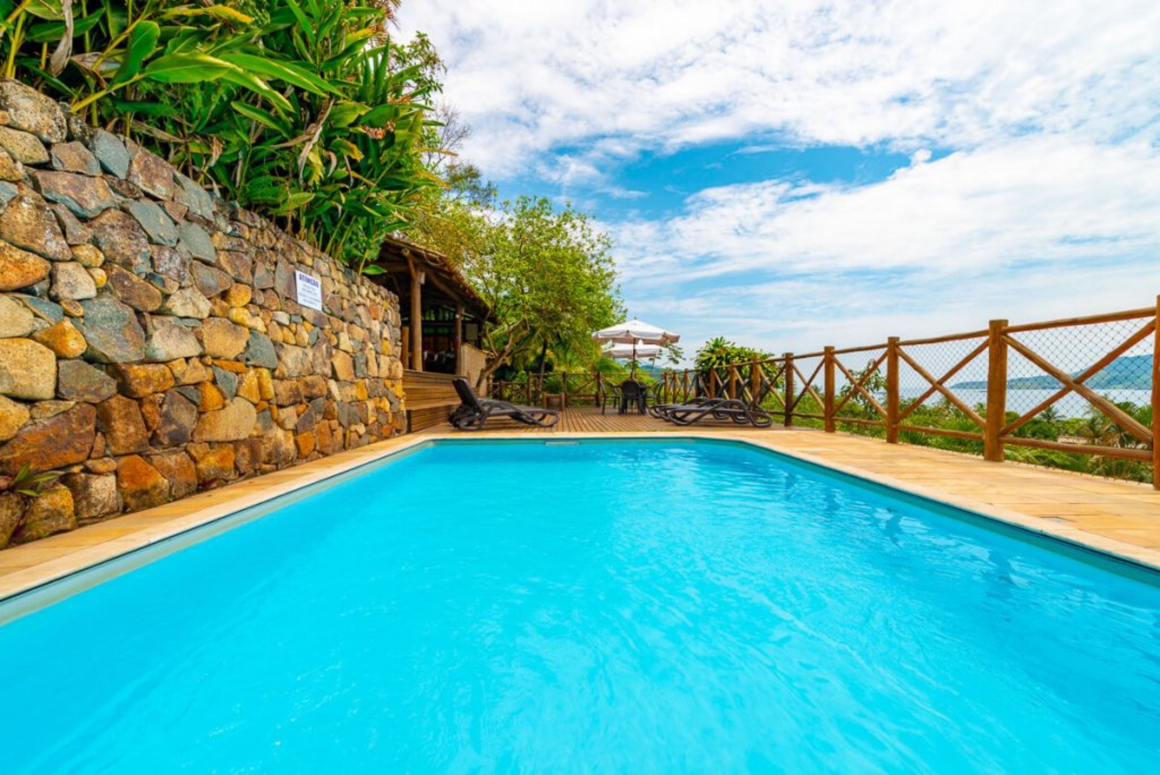 Een buitenzwembad, parasols voor strand/zwembad