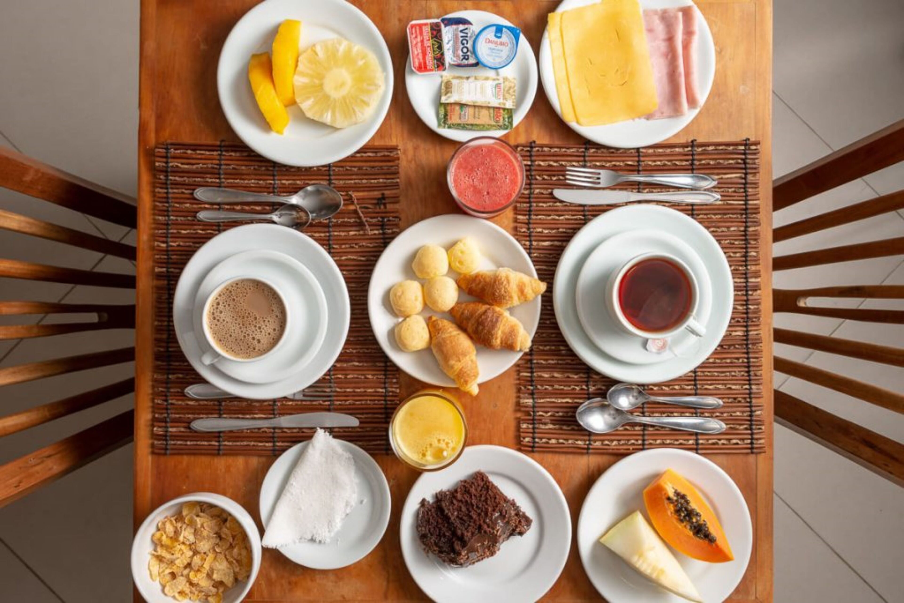 Una mesa de desayuno con diversos alimentos y bebidas.