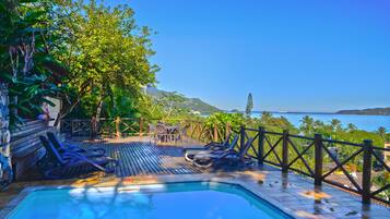 Outdoor pool, pool umbrellas, sun loungers