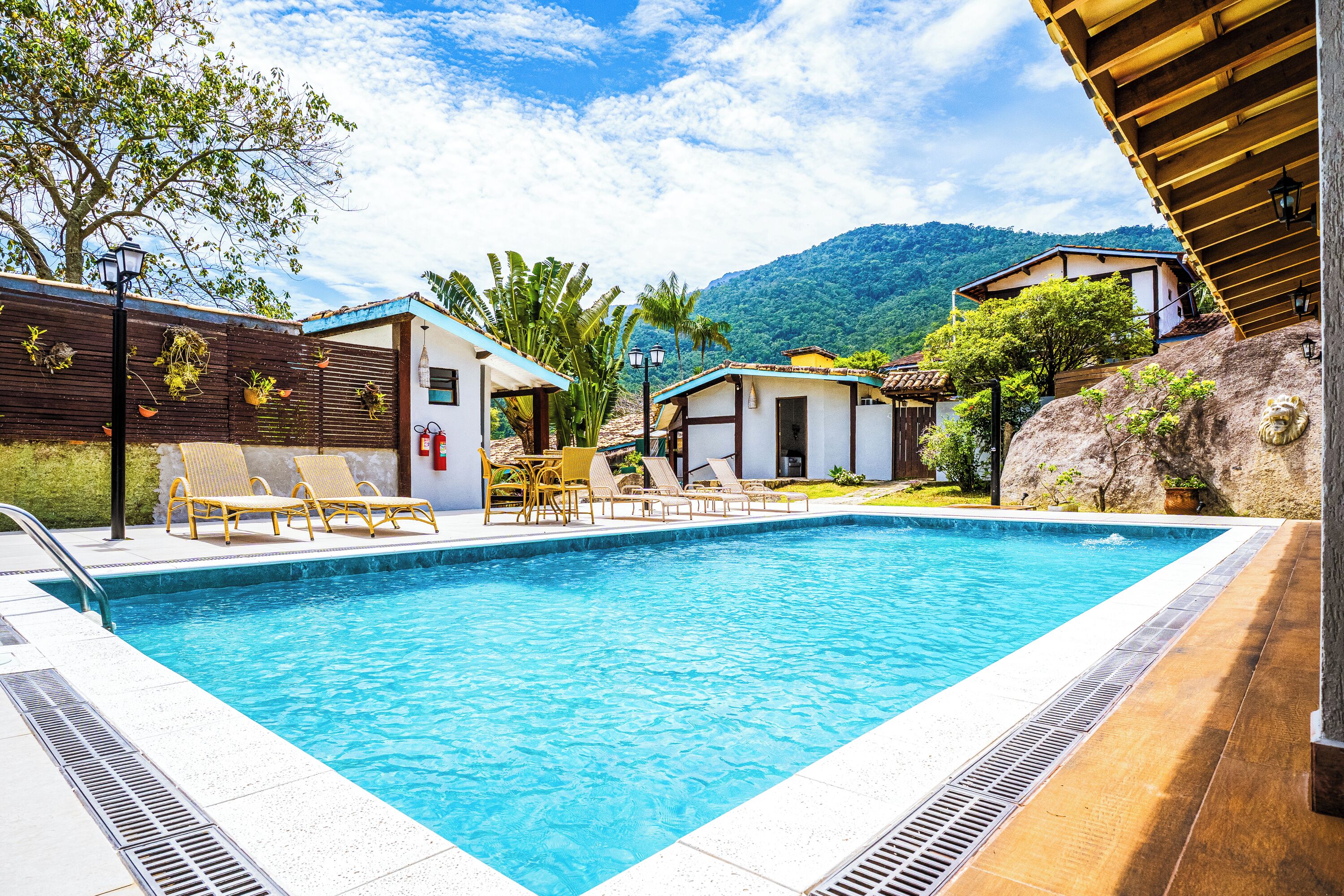 Piscina externa, espreguiçadeiras