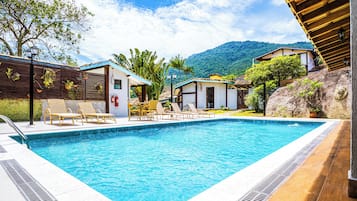 Piscina externa, espreguiçadeiras