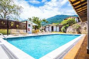 Outdoor pool, pool loungers - VELINN Pousada Guarubela Villa Vittoria (Ilhabela)