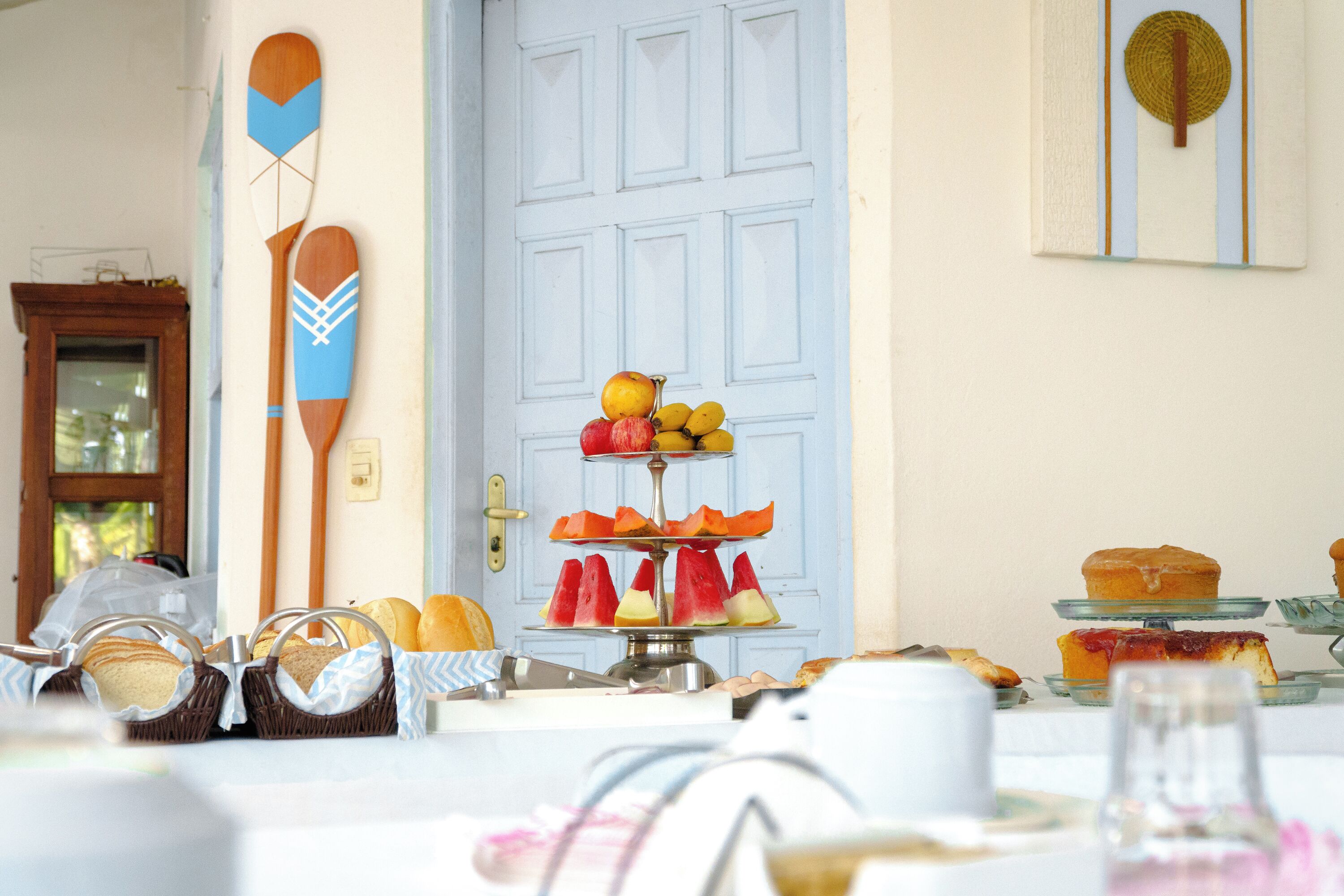 Une table de buffet garnie de différents plats, avec une porte visible au fond.
