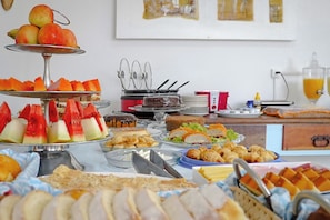 Free daily cooked-to-order breakfast