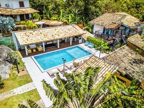 Outdoor pool, sun loungers - VELINN Pousada Guarubela Villa Vittoria (Ilhabela)