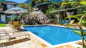 Piscina externa, espreguiçadeiras