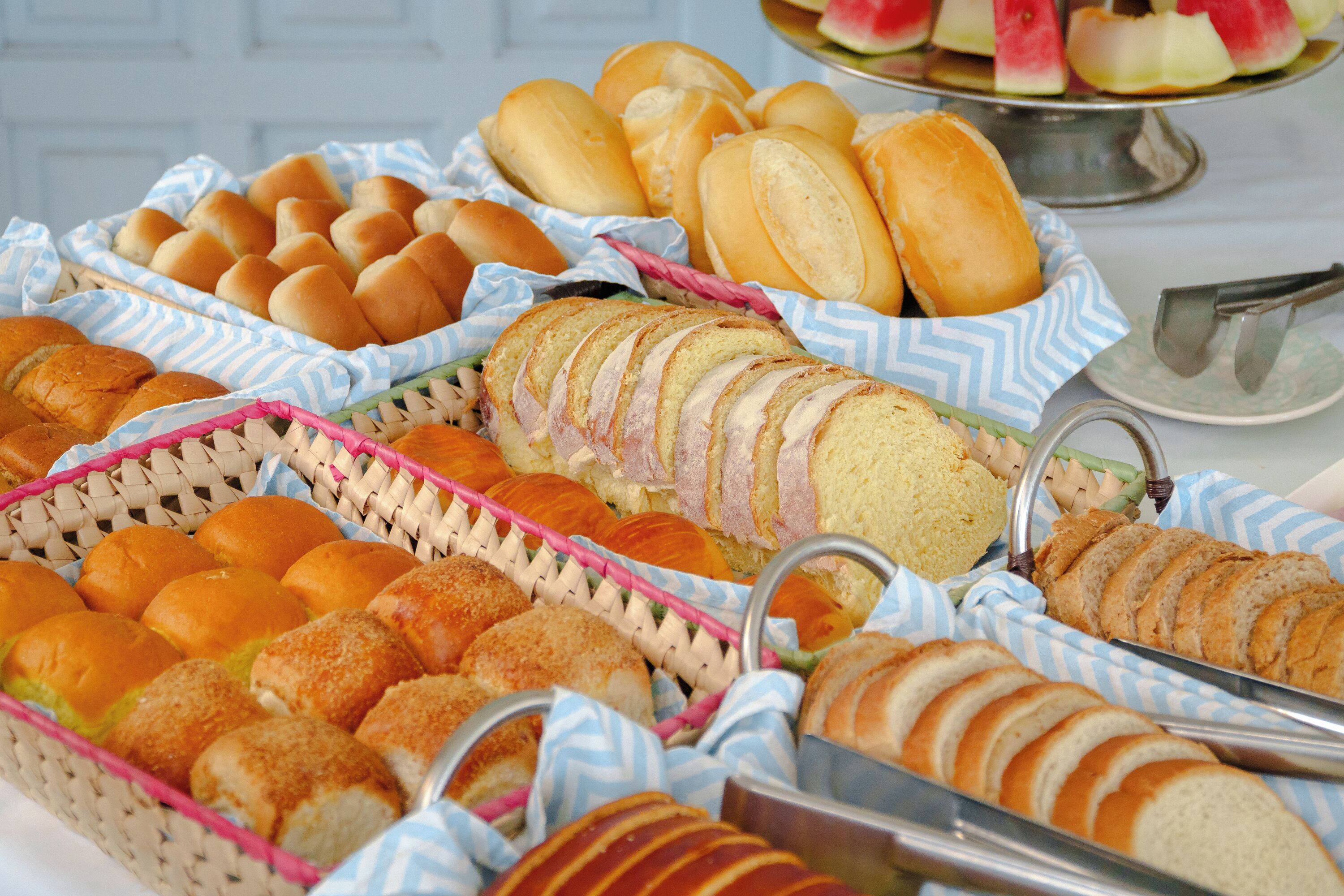 Una selezione di pane e dolci esposti in cesti.