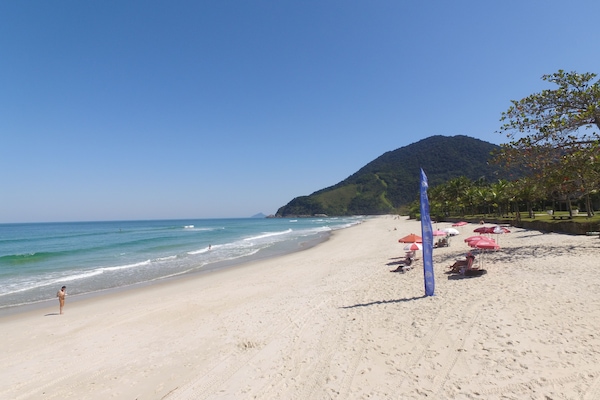 Nära stranden, solstolar och parasoller